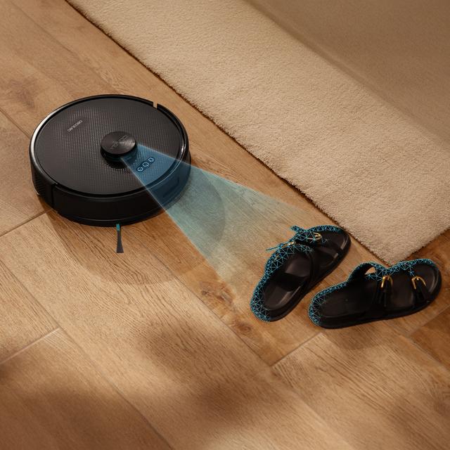 Robot aspirador Cecotec Conga M70 detectando obstáculos en el hogar