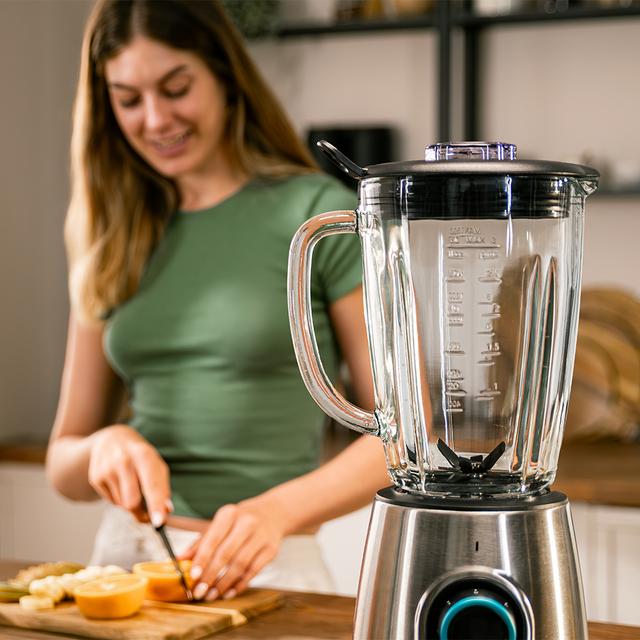 Power Black Titanium 2300MAX Inox Frullatore da tavolo con potenza massima di 2300 W e rifiniture in acciaio inossidabile, lame con rivestimento in titanio nero e 1,8 l di capacità. Include filtro per centrifugati senza polpa.