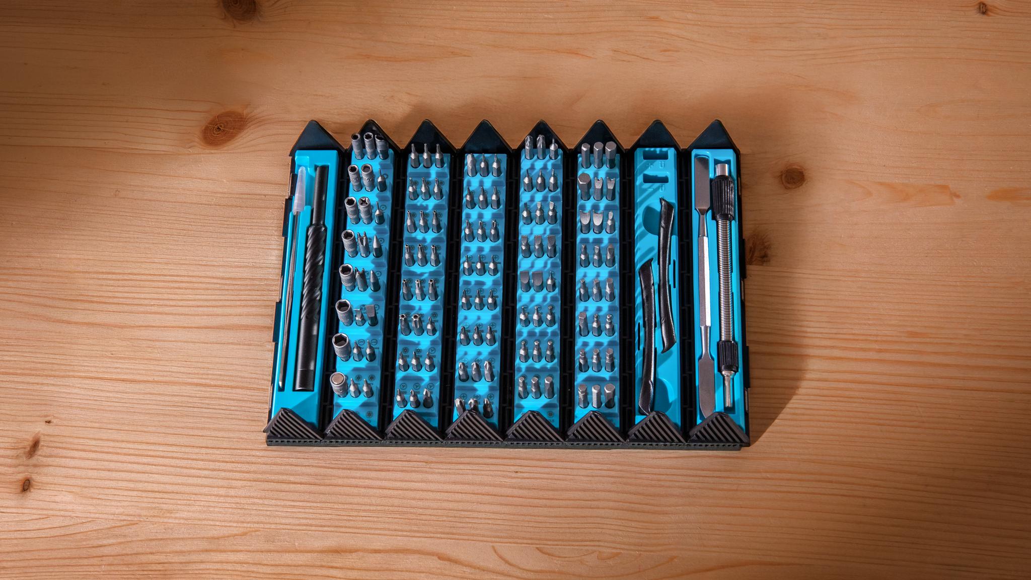 Estuche de plástico duro y desplegable con magnetizador integrado.