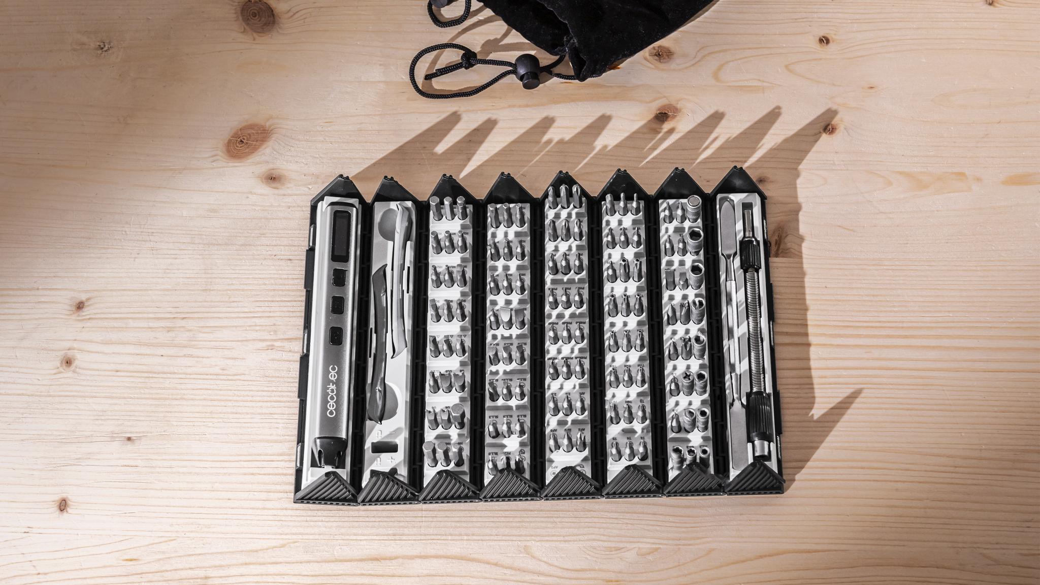 Estuche de plástico duro y desplegable con magnetizador integrado.