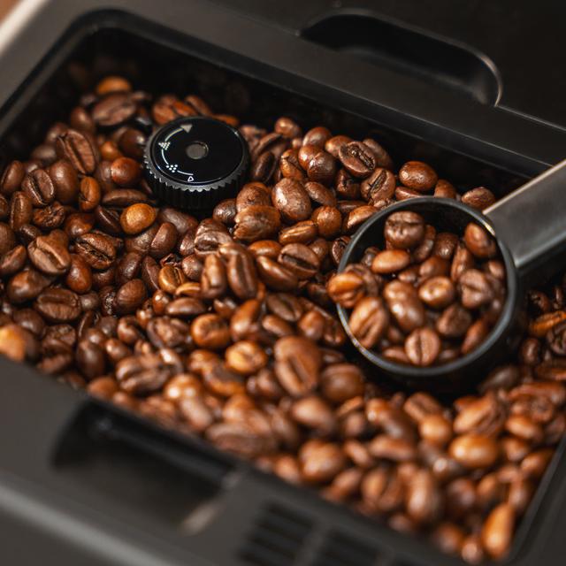 Cremmaet Latte Cafetera superautomática compacta con 19 bares, tanque de leche y sistema Thermoblock.