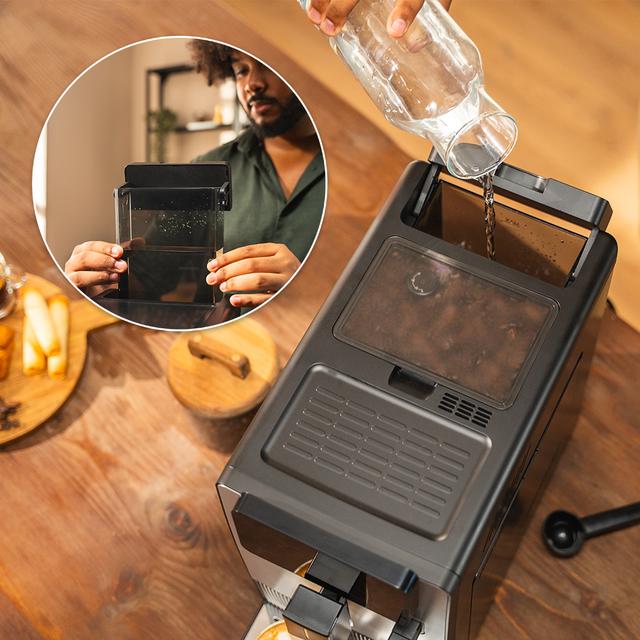 Cremmaet Latte Cafetera superautomática compacta con 19 bares, tanque de leche y sistema Thermoblock.