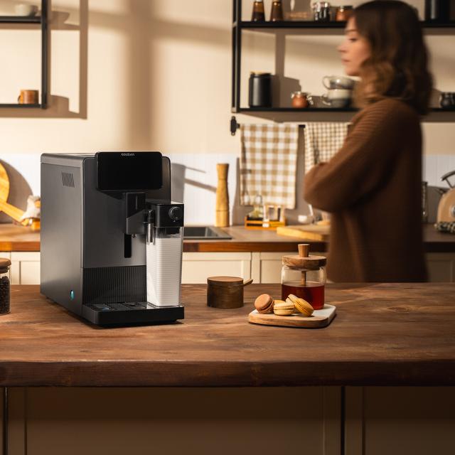 Cremmaet Latte Cafetera superautomática compacta con 19 bares, tanque de leche y sistema Thermoblock.