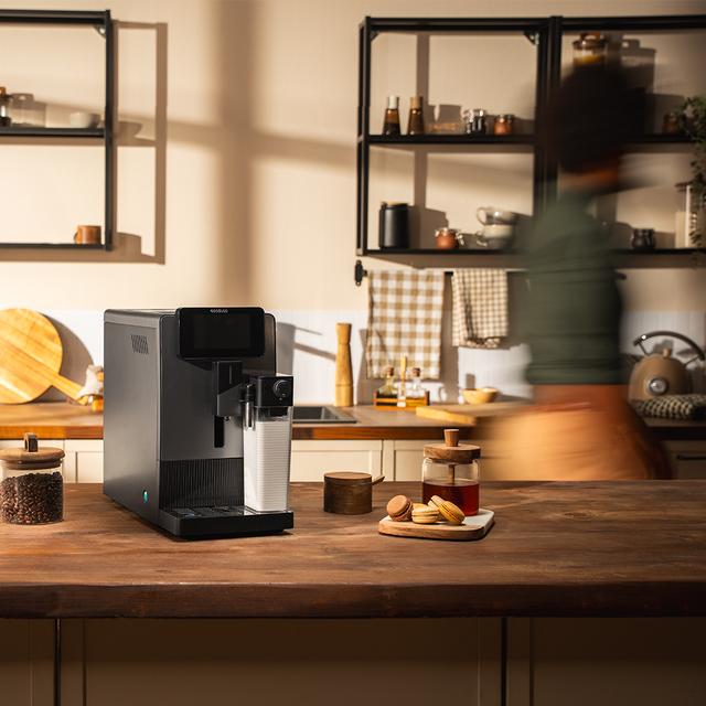 Cremmaet Latte Cafetera superautomática compacta con 19 bares, tanque de leche y sistema Thermoblock.