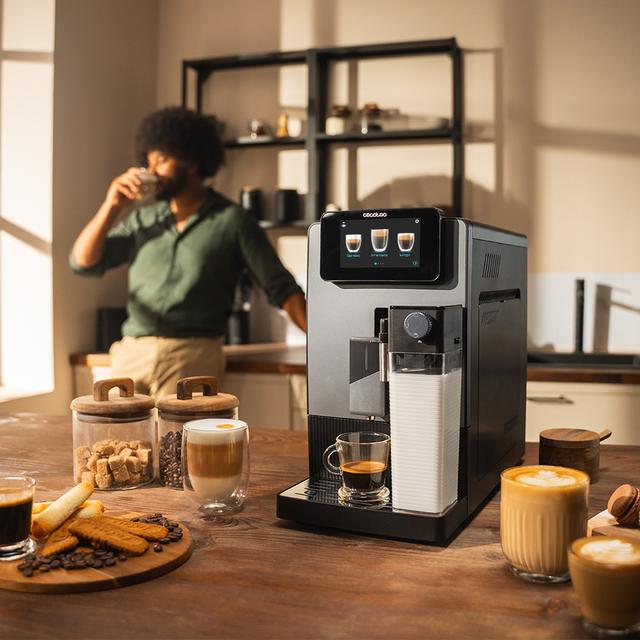 Cremmaet Latte Cafetera superautomática compacta con 19 bares, tanque de leche y sistema Thermoblock.