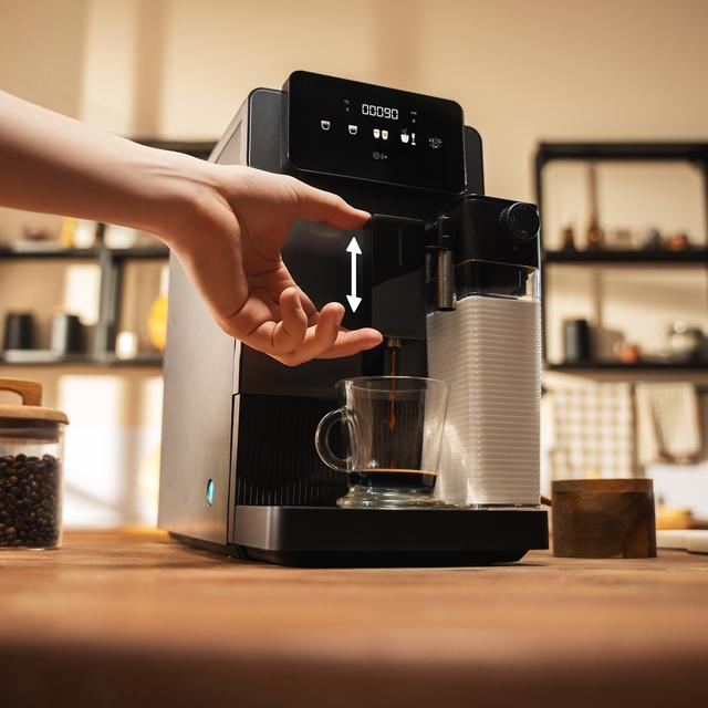 Cremmaet Latte Cafetera superautomática compacta con 19 bares, tanque de leche y sistema Thermoblock.