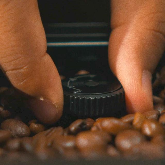 Cremmaet Latte Touch Cafetera superautomática compacta con 19 bares, tanque de leche y sistema Thermoblock.