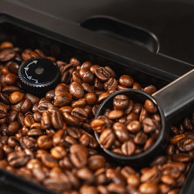 Cremmaet Latte Touch Cafetera superautomática compacta con 19 bares, tanque de leche y sistema Thermoblock.