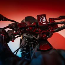 Hyper MX Motocicleta eléctrica urbana con potencia máxima de 6.400 W y autonomía de hasta 75 km. Equipada con motor central para una entrega de potencia equilibrada y batería extraíble para facilitar la recarga. Homologada como L3e, apta para permiso A1 o B con más de 3 años de antigüedad. Incorpora neumáticos all-terrain que mejoran la versatilidad en uso urbano.