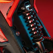 Hyper MX Motocicleta eléctrica urbana con potencia máxima de 6.400 W y autonomía de hasta 75 km. Equipada con motor central para una entrega de potencia equilibrada y batería extraíble para facilitar la recarga. Homologada como L3e, apta para permiso A1 o B con más de 3 años de antigüedad. Incorpora neumáticos all-terrain que mejoran la versatilidad en uso urbano.