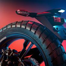 Hyper MX Motocicleta eléctrica urbana con potencia máxima de 6.400 W y autonomía de hasta 75 km. Equipada con motor central para una entrega de potencia equilibrada y batería extraíble para facilitar la recarga. Homologada como L3e, apta para permiso A1 o B con más de 3 años de antigüedad. Incorpora neumáticos all-terrain que mejoran la versatilidad en uso urbano.