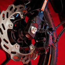 Hyper MX Motocicleta eléctrica urbana con potencia máxima de 6.400 W y autonomía de hasta 75 km. Equipada con motor central para una entrega de potencia equilibrada y batería extraíble para facilitar la recarga. Homologada como L3e, apta para permiso A1 o B con más de 3 años de antigüedad. Incorpora neumáticos all-terrain que mejoran la versatilidad en uso urbano.