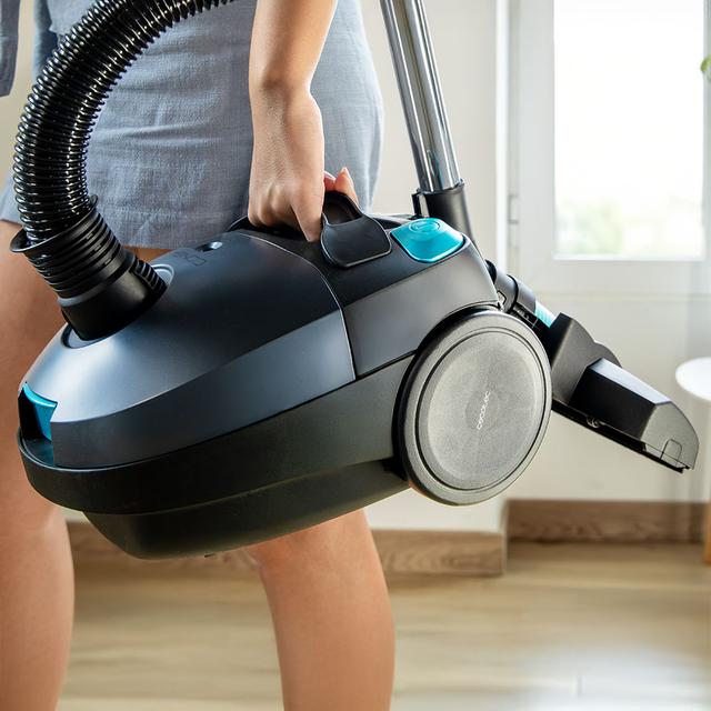 Conga Powerbag 2000 Compact Plus Aspirador de trineo de 800 W de potencia. Con bolsa. Máxima capacidad de la bolsa de hasta 2 L con filtrado de alta eficiencia y tubo telescópico metálico. Incluye accesorios aptos para muebles y esquinas que permiten la limpieza de las zonas más complicadas.