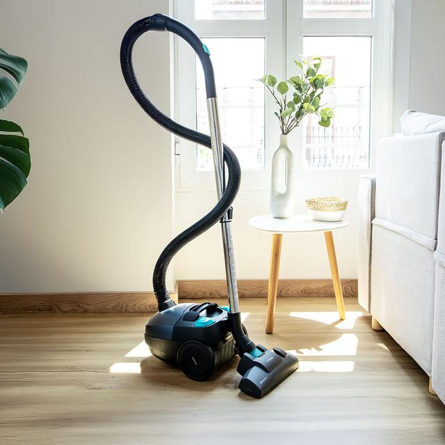 Conga Powerbag 2000 Compact Plus Aspirador de trineo de 800 W de potencia. Con bolsa. Máxima capacidad de la bolsa de hasta 2 L con filtrado de alta eficiencia y tubo telescópico metálico. Incluye accesorios aptos para muebles y esquinas que permiten la limpieza de las zonas más complicadas.