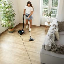 Conga Powerbag 2000 Compact Plus Aspirador de trineo de 800 W de potencia. Con bolsa. Máxima capacidad de la bolsa de hasta 2 L con filtrado de alta eficiencia y tubo telescópico metálico. Incluye accesorios aptos para muebles y esquinas que permiten la limpieza de las zonas más complicadas.