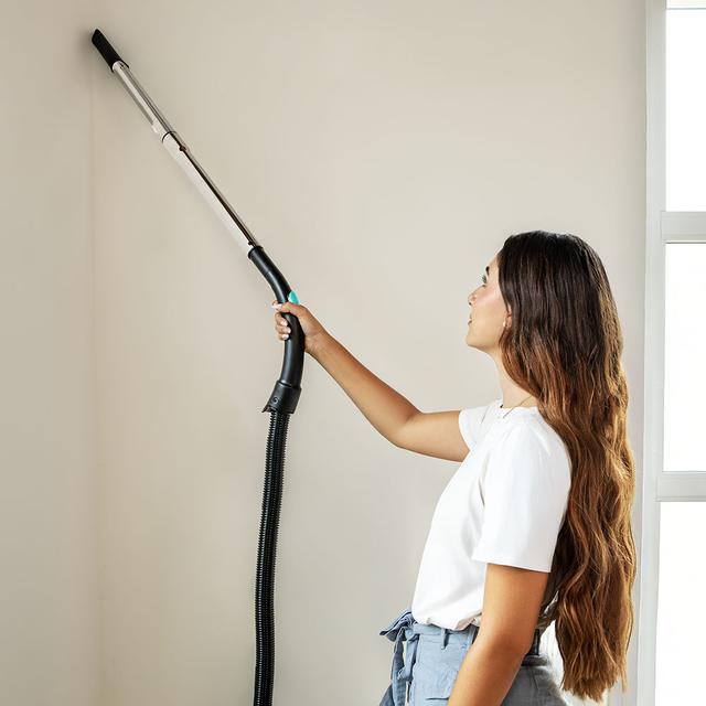 Conga Powerbag 2000 Compact Plus Aspirador de trineo de 800 W de potencia. Con bolsa. Máxima capacidad de la bolsa de hasta 2 L con filtrado de alta eficiencia y tubo telescópico metálico. Incluye accesorios aptos para muebles y esquinas que permiten la limpieza de las zonas más complicadas.