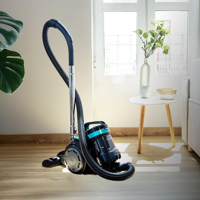 Conga Rockstar Cyclonic XL Aspirador de trineo sin bolsa de 890 W, con depósito de 2,5 litros y filtro de alta eficiencia para un aire más limpio. Cuenta con tubo telescópico metálico ajustable y accesorios especiales para muebles y esquinas, facilitando la limpieza en las zonas difíciles.