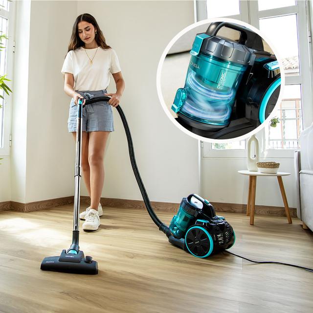 Conga Rockstar Cyclonic XL Aspirador de trineo sin bolsa de 890 W, con depósito de 2,5 litros y filtro de alta eficiencia para un aire más limpio. Cuenta con tubo telescópico metálico ajustable y accesorios especiales para muebles y esquinas, facilitando la limpieza en las zonas difíciles.