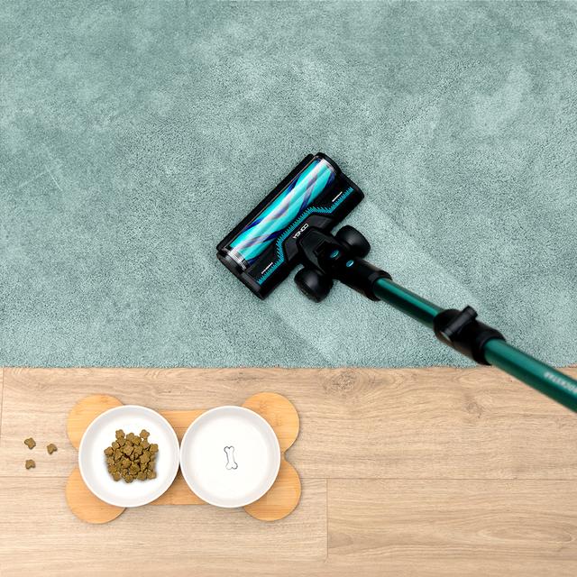Aspirador Cecotec RX50 Pet Flex limpiando pelo y suciedad de mascota