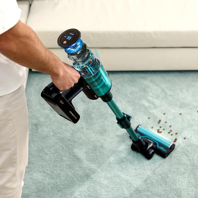 Cecotec Conga Rockstar RX50 Pet Flex aspirando alfombra