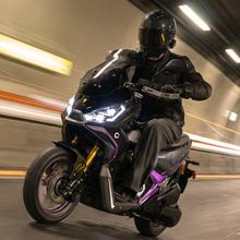 Cecotec Vulcano Executive Series Con una potencia máxima de 17000W y hasta 200Km de autonomía, la Vulcano XT mantiene las prestaciones del modelo original incorporando mejoras en seguridad, rendimiento, conectividad y confort. Equipada con frenos ABS, display con sincronización móvil y cargador integrado Tipo 2. Homologada L3eB (equivalente a 125 cc).