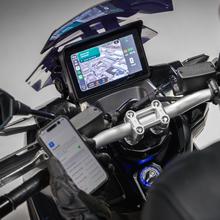 Cecotec Vulcano Executive Series Con una potencia máxima de 17000W y hasta 200Km de autonomía, la Vulcano XT mantiene las prestaciones del modelo original incorporando mejoras en seguridad, rendimiento, conectividad y confort. Equipada con frenos ABS, display con sincronización móvil y cargador integrado Tipo 2. Homologada L3eB (equivalente a 125 cc).