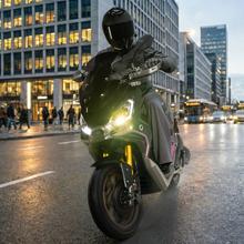 Cecotec Vulcano Executive Series Con una potencia máxima de 17000W y hasta 200Km de autonomía, la Vulcano XT mantiene las prestaciones del modelo original incorporando mejoras en seguridad, rendimiento, conectividad y confort. Equipada con frenos ABS, display con sincronización móvil y cargador integrado Tipo 2. Homologada L3eB (equivalente a 125 cc).