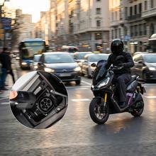 Cecotec Vulcano Executive Series Con una potencia máxima de 17000W y hasta 200Km de autonomía, la Vulcano XT mantiene las prestaciones del modelo original incorporando mejoras en seguridad, rendimiento, conectividad y confort. Equipada con frenos ABS, display con sincronización móvil y cargador integrado Tipo 2. Homologada L3eB (equivalente a 125 cc).