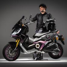 Cecotec Vulcano Executive Series Con una potencia máxima de 17000W y hasta 200Km de autonomía, la Vulcano XT mantiene las prestaciones del modelo original incorporando mejoras en seguridad, rendimiento, conectividad y confort. Equipada con frenos ABS, display con sincronización móvil y cargador integrado Tipo 2. Homologada L3eB (equivalente a 125 cc).