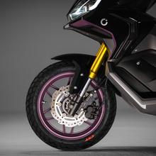 Cecotec Vulcano Executive Series Con una potencia máxima de 17000W y hasta 200Km de autonomía, la Vulcano XT mantiene las prestaciones del modelo original incorporando mejoras en seguridad, rendimiento, conectividad y confort. Equipada con frenos ABS, display con sincronización móvil y cargador integrado Tipo 2. Homologada L3eB (equivalente a 125 cc).