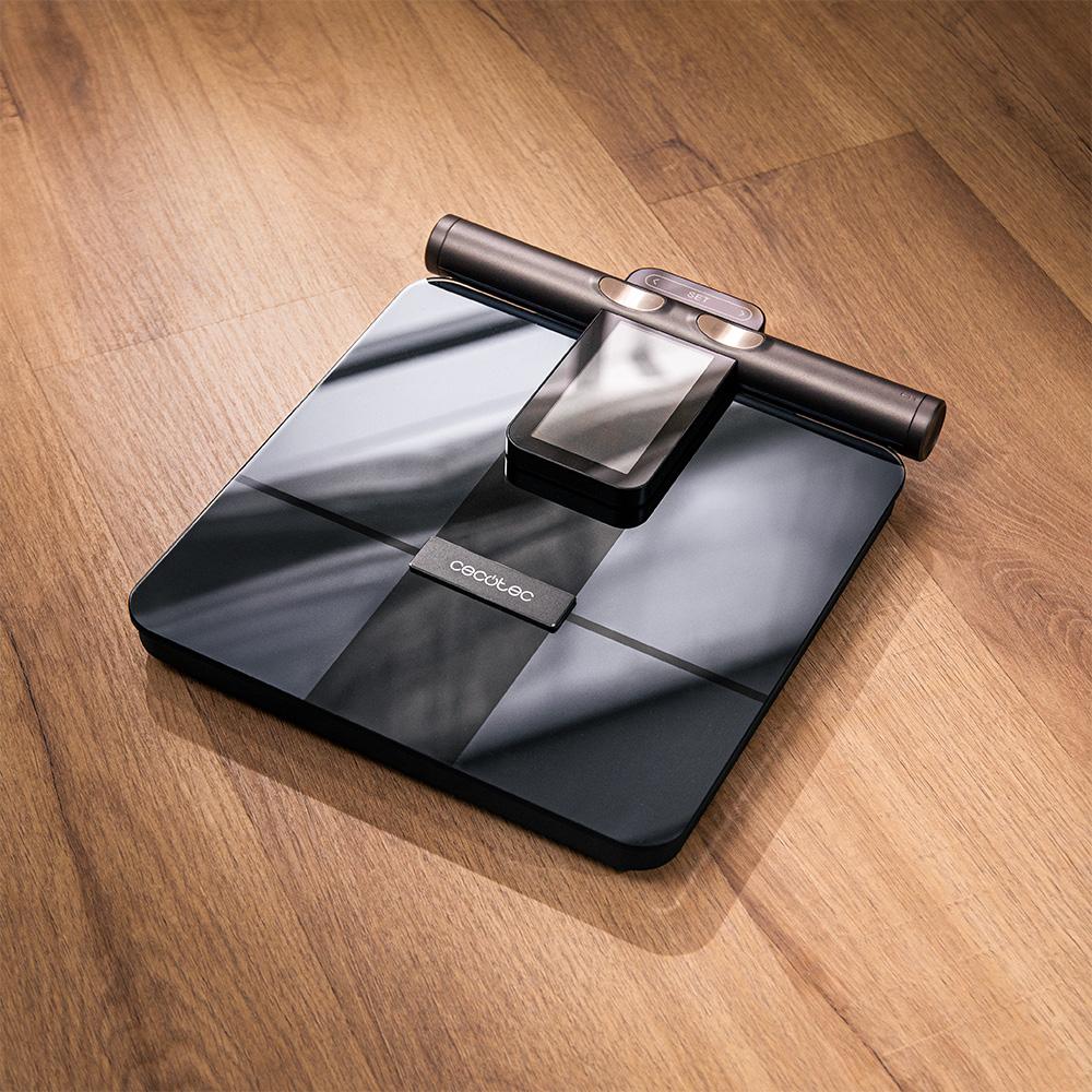Báscula Cecotec Surface Precision HealthySmart Pro sobre suelo de madera