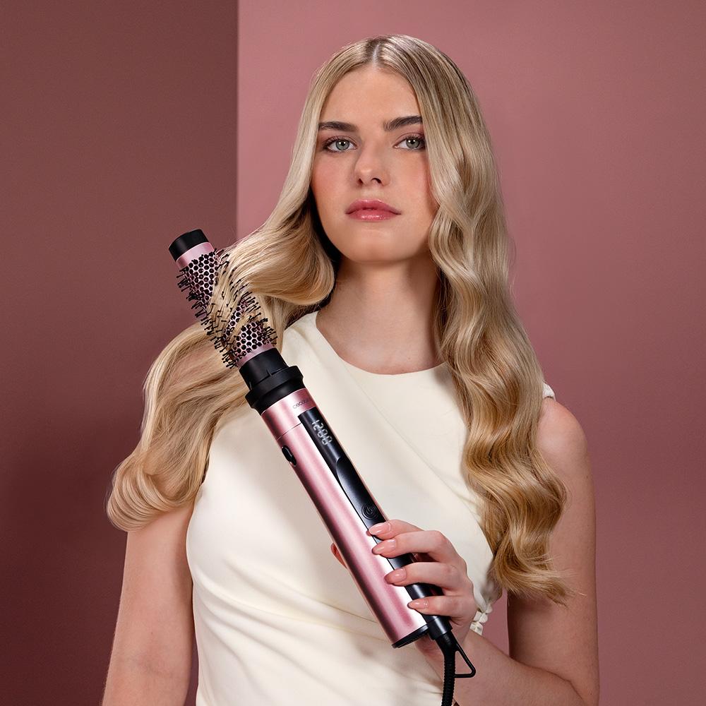 Cepillo moldeador Cecotec CeramicCare 3in1 AirBrush dando forma al cabello