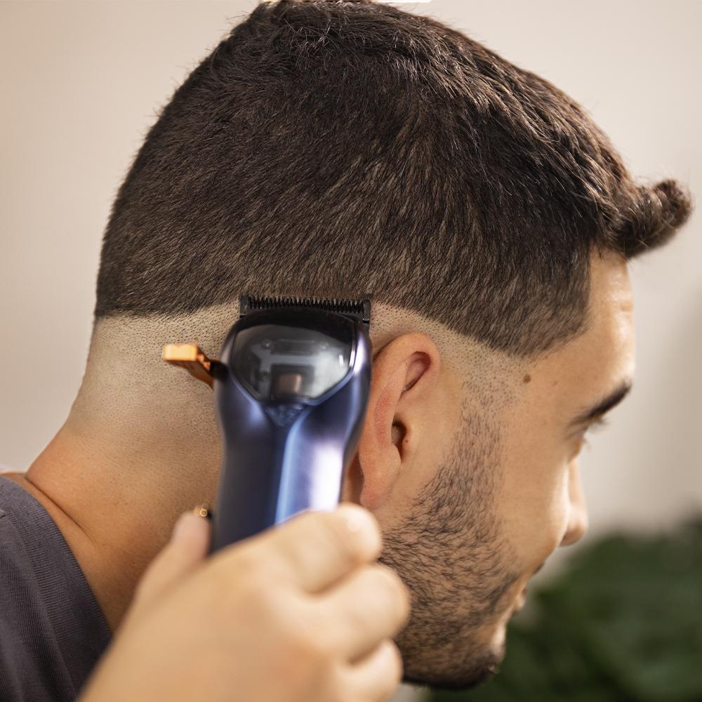 Cortapelos Cecotec PrecisionCare Expert Vector en uso realizando corte de cabello