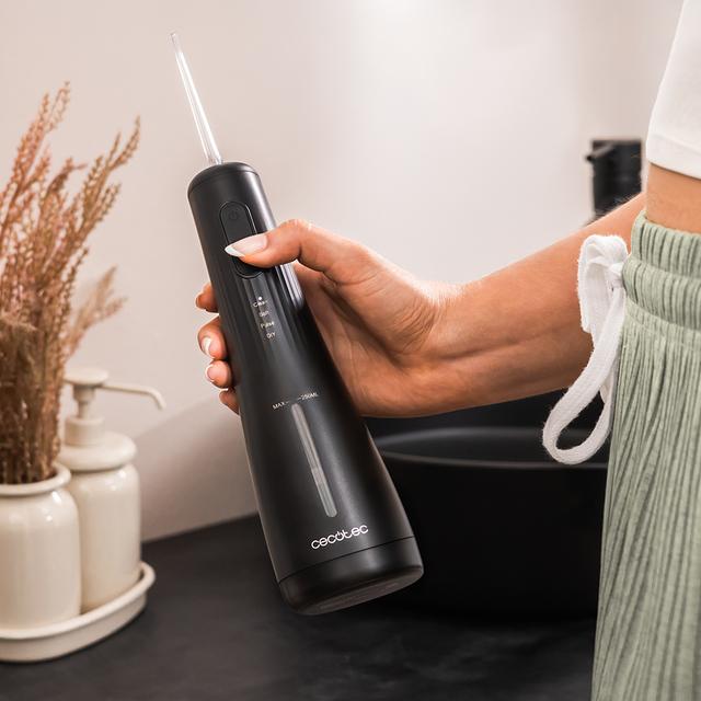 ToothCare Jet Liberty Irrigador Dental Portátil con 1600 Pulsos por Minuto, 8 Boquillas Intercambiables, 4 Modos de Limpieza, Tanque de 250 ml, IPX7 Waterproof, Diseño Compacto y Ligero, 130 PSI