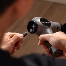 SkinCare Massage Gun Ein kompaktes und leichtes Massagegerät für die gezielte Muskelregeneration.