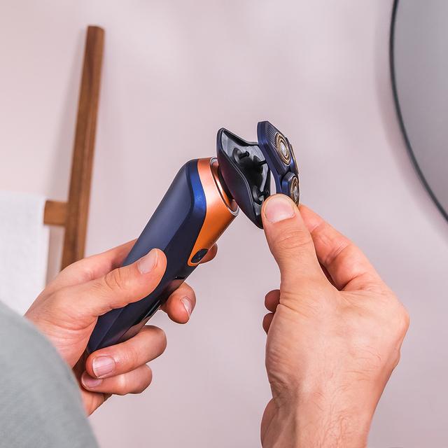 PrecisionCare Saphire Pro Rasoio rotante con base autopulente 3-5 minuti, Include liquido autopulente, Durata di 90 minuti, Lame in titanio