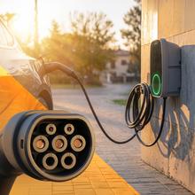 PIT&STOP SMART 11 kW Estación de carga trifásica de 11 kW y 16 A, con conector tipo 2 y cable de 5 metros, para coches eléctricos e híbridos enchufables. Compatible con la app de Cecotec vía WiFi para gestionar, programar y monitorizar la carga. Protección IP65, pantalla. Ideal para interiores o exteriores.