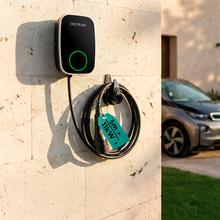 PIT&STOP SMART 11 kW Estación de carga trifásica de 11 kW y 16 A, con conector tipo 2 y cable de 5 metros, para coches eléctricos e híbridos enchufables. Compatible con la app de Cecotec vía WiFi para gestionar, programar y monitorizar la carga. Protección IP65, pantalla. Ideal para interiores o exteriores.