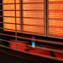 Ready Warm 4200 Slim Fold Estufa de gas con una potencia de hasta 4,2 kW, triple sistema de seguridad y bombona de gas con 15 kg de capacidad.