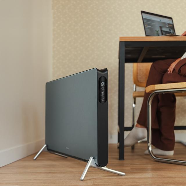 ReadyWarm 7200 Design Connected Convettore da 1800W con display touch screen, telecomando e APP. Adatto a parete o a pavimento, con un design moderno e innovativo