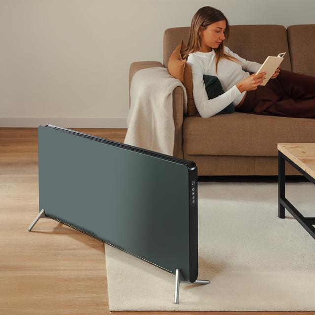 ReadyWarm 7200 Design Connected Convettore da 1800W con display touch screen, telecomando e APP. Adatto a parete o a pavimento, con un design moderno e innovativo