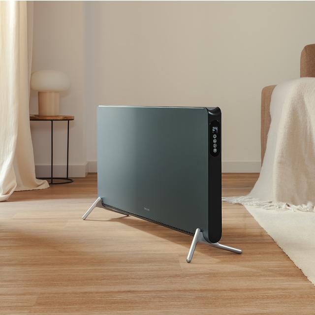 ReadyWarm 7200 Design Connected Convettore da 1800W con display touch screen, telecomando e APP. Adatto a parete o a pavimento, con un design moderno e innovativo