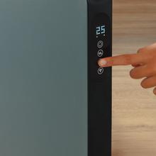 ReadyWarm 7200 Design Connected Convettore da 1800W con display touch screen, telecomando e APP. Adatto a parete o a pavimento, con un design moderno e innovativo