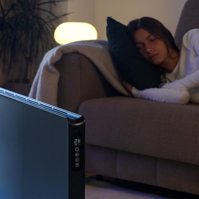 ReadyWarm 7200 Design Connected Convettore da 1800W con display touch screen, telecomando e APP. Adatto a parete o a pavimento, con un design moderno e innovativo