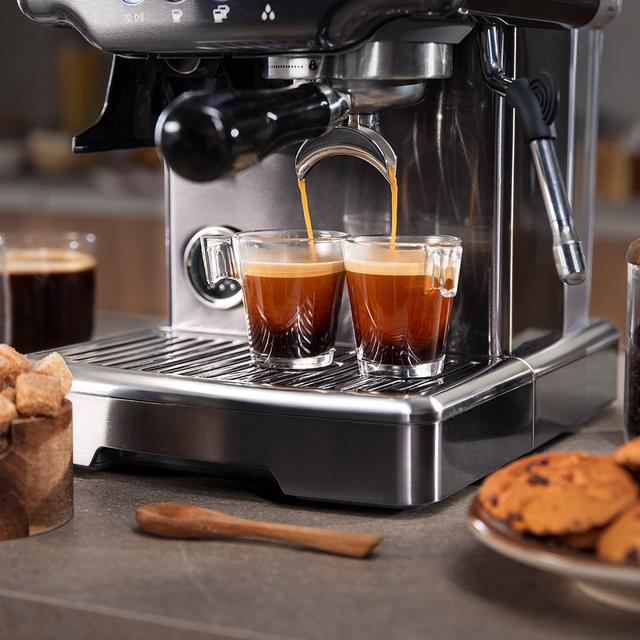 Power Espresso 20 Barista Steel & Grind Barista-Siebträgermaschine mit 20 Bar Pumpendruck, integriertem Kegelmahlwerk, Dampfrohr, Pre-Infusionssystem und einem dualen Thermoblock-Heizsystem.