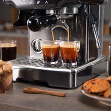 Power Espresso 20 Barista Steel & Grind Barista-Siebträgermaschine mit 20 Bar Pumpendruck, integriertem Kegelmahlwerk, Dampfrohr, Pre-Infusionssystem und einem dualen Thermoblock-Heizsystem.