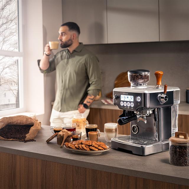 Power Espresso 20 Barista Steel & Grind Barista-Siebträgermaschine mit 20 Bar Pumpendruck, integriertem Kegelmahlwerk, Dampfrohr, Pre-Infusionssystem und einem dualen Thermoblock-Heizsystem.