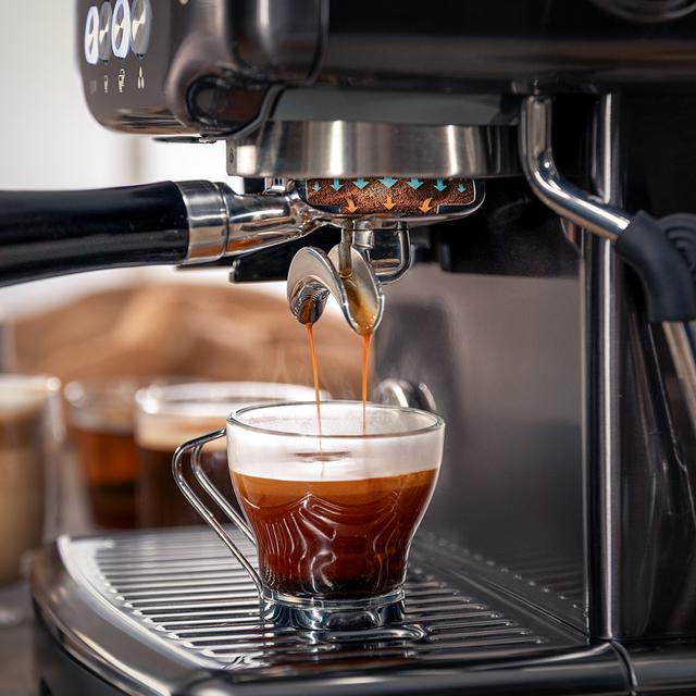 Power Espresso 20 Barista Steel & Grind Barista-Siebträgermaschine mit 20 Bar Pumpendruck, integriertem Kegelmahlwerk, Dampfrohr, Pre-Infusionssystem und einem dualen Thermoblock-Heizsystem.