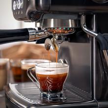 Power Espresso 20 Barista Steel & Grind Barista-Siebträgermaschine mit 20 Bar Pumpendruck, integriertem Kegelmahlwerk, Dampfrohr, Pre-Infusionssystem und einem dualen Thermoblock-Heizsystem.