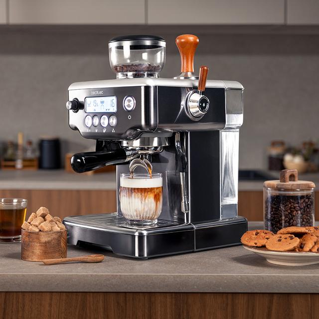 Power Espresso 20 Barista Steel & Grind Barista-Siebträgermaschine mit 20 Bar Pumpendruck, integriertem Kegelmahlwerk, Dampfrohr, Pre-Infusionssystem und einem dualen Thermoblock-Heizsystem.